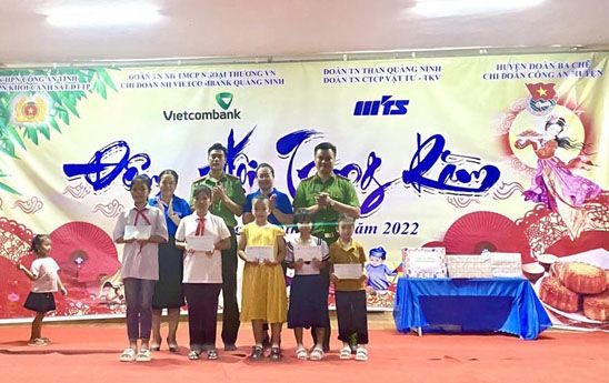 Đoàn thanh niên Vietcombank quảng ninh tổ chức “đêm hội trăng rằm 2022” cho học sinh trường tiểu học đồn đạc