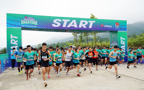 Hơn 1.000 VĐV hoàn tất hai cự ly 5km - 10km tại giải chạy VPBank Bắc Giang Marathon lần thứ hai