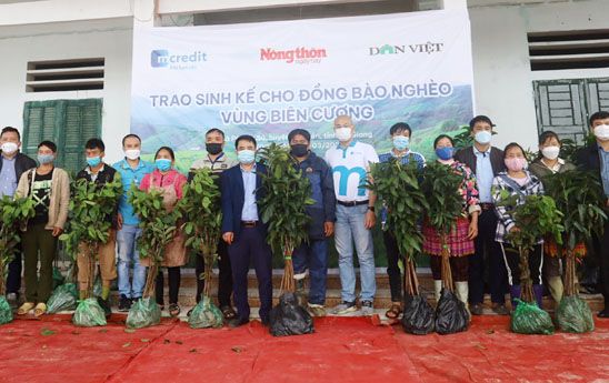 Mcredit trao tặng hơn 10.000 cây giống cho đồng bào biên giới Hà Giang
