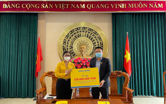 NamABank tặng quà Trung thu cho trẻ em vùng dịch