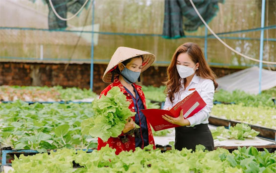 Nữ cán bộ Agribank tận tâm với khách hàng