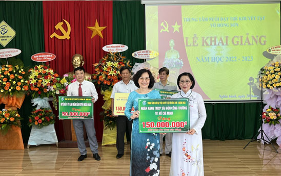 SAIGONBANK trao tặng 150 suất học bổng tại Trung tâm nuôi dạy trẻ khuyết tật Võ Hồng Sơn