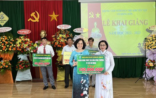 SAIGONBANK trao tặng 150 suất học bổng tại Trung tâm nuôi dạy trẻ khuyết tật Võ Hồng Sơn