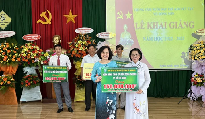 SAIGONBANK trao tặng 150 suất học bổng tại Trung tâm nuôi dạy trẻ khuyết tật Võ Hồng Sơn