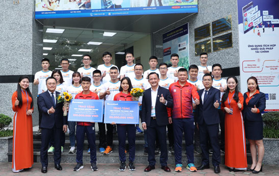 Sacombank thưởng nóng 150 triệu đồng cho 02 vận động viên marathon xuất sắc