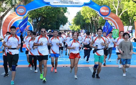 Sacombank tổ chức giải chạy bộ hưởng ứng Ngày không tiền mặt 2022