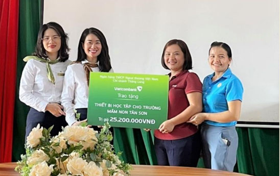 Vietcombank Thăng Long trao tặng trang thiết bị dạy học cho Trường mầm non Tân Sơn
