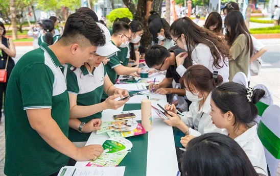 Ngập tràn ưu đãi trong chuỗi chương trình “Vietcombank chào tân sinh viên năm 2022” tại các trường Đại học