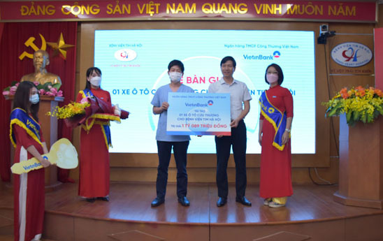 VietinBank trao tặng 1 xe ô tô cứu thương cho Bệnh viện Tim Hà Nội