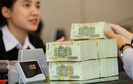 Tiền gửi dân cư tăng mạnh bất chấp lãi suất giảm
