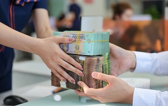 Ngành ngân hàng nỗ lực đẩy vốn giá rẻ ra thị trường