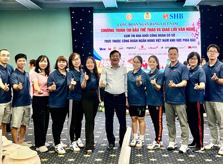 Các vận động viên chụp ảnh cùng Phó Chủ tịch kiêm Tổng Thư ký Nguyễn Quốc Hùng tại Chương trình thi đấu thể thao và giao lưu văn nghệ