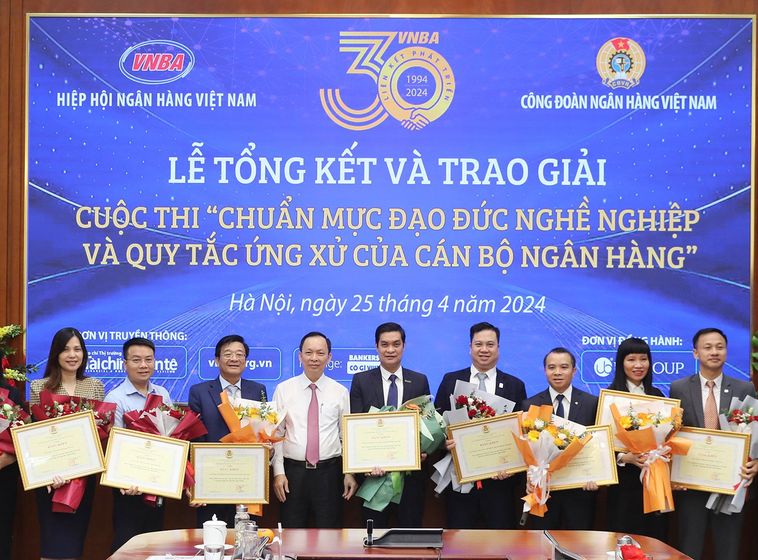 Ông Đào Minh Tú - Phó Thống đốc Thường trực NHNN, Chủ tịch Công đoàn Ngân hàng Việt Nam trao Bằng khen của Ban Chấp hành Công đoàn Việt Nam cho 10 tập thể là Vụ, Cục, chi nhánh NHNN, ngân hàng thương mại, Hiệp hội Ngân hàng Việt Nam.