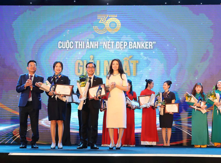 Bà Nguyễn Khánh Chi, Phó Chủ tịch Thường trực Công đoàn ngân hàng Việt Nam và ông Nguyễn Quốc Hùng, Trưởng BTC cuộc thi trao giải cho các đơn vị đạt giải Nhất cuộc thi Nét đẹp Banker