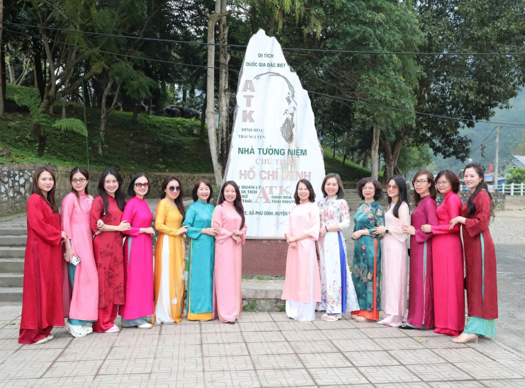 Trước đó, thực hiện Công văn số 1639/TLĐ-QHLĐ ngày 24/2/2026 của Tổng Liên đoàn Lao động Việt Nam về việc phát động “Tuần lễ Áo dài” năm 2026, Công đoàn Ngân hàng Việt Nam đã kêu gọi toàn thể nữ cán bộ, đoàn viên, người lao động trong ngành tích cực tham gia các hoạt động tôn vinh giá trị của Áo dài Việt Nam. 