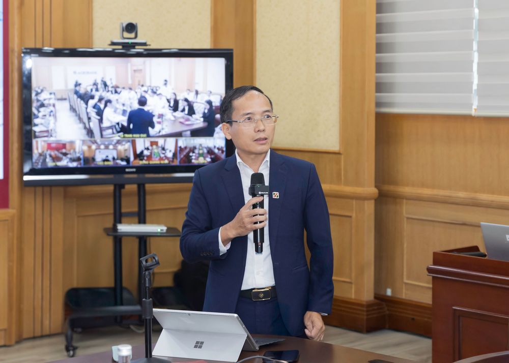 Phó Trưởng ban Khách hàng cá nhân Agribank Đinh Quang Dân trao đổi thông tin tại Hội nghị