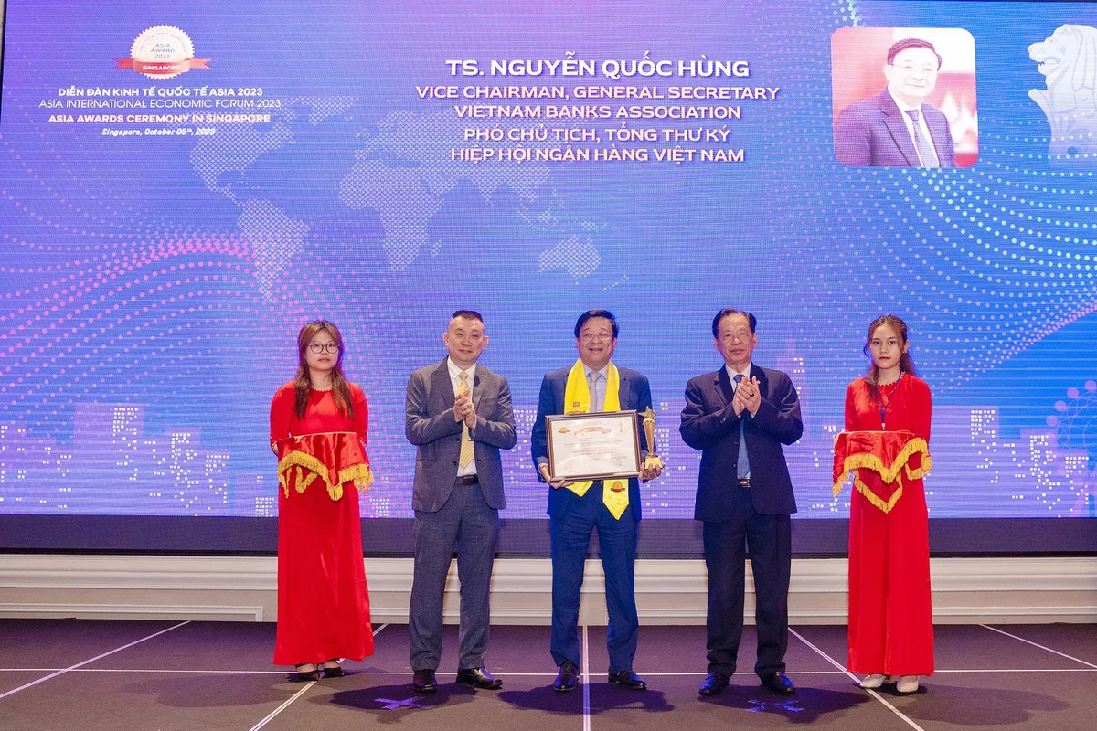ts.-nguyen-quoc-hung-pho-chu-tich-kiem-tong-thu-ky-hiep-hoi-ngan-hang-viet-nam-nhan-giai-thuong-_nha-lanh-dao-xuat-sac-chau-a-2023_..jpg