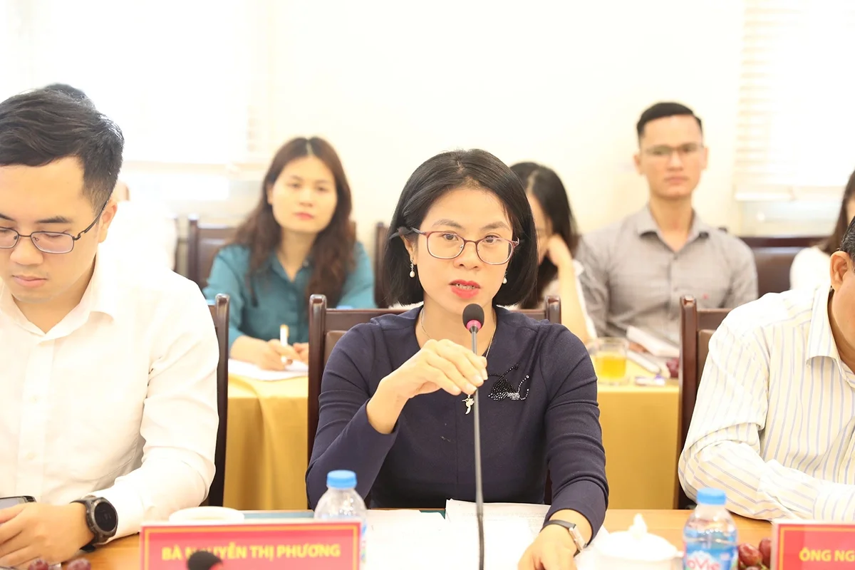 Bà Nguyễn Thị Phương, Phó Chủ nhiệm CLB Pháp chế Ngân hàng Việt Nam báo cáo tại cuộc họp. Ảnh: Minh Ngọc