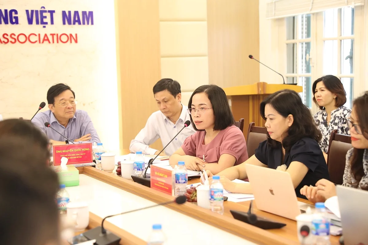 Bà Nguyễn Thị Vân, Phó Trưởng phòng Quản lý công chứng, Cục Bổ trợ Tư Pháp, Bộ Tư pháp chia sẻ tại cuộc họp. Ảnh: Minh Ngọc