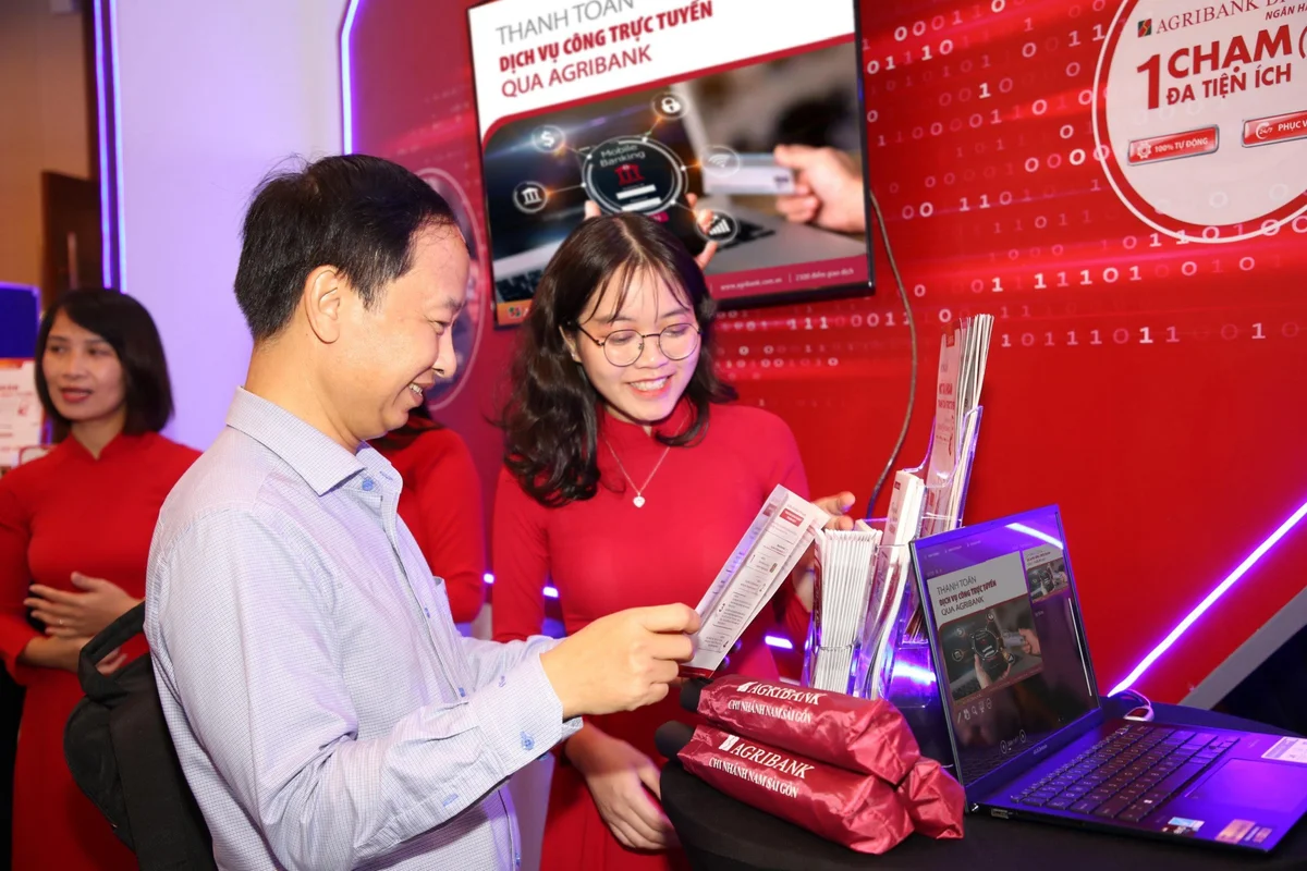 Khách hàng trải nghiệm ứng dụng Agribank E-Mobile Banking