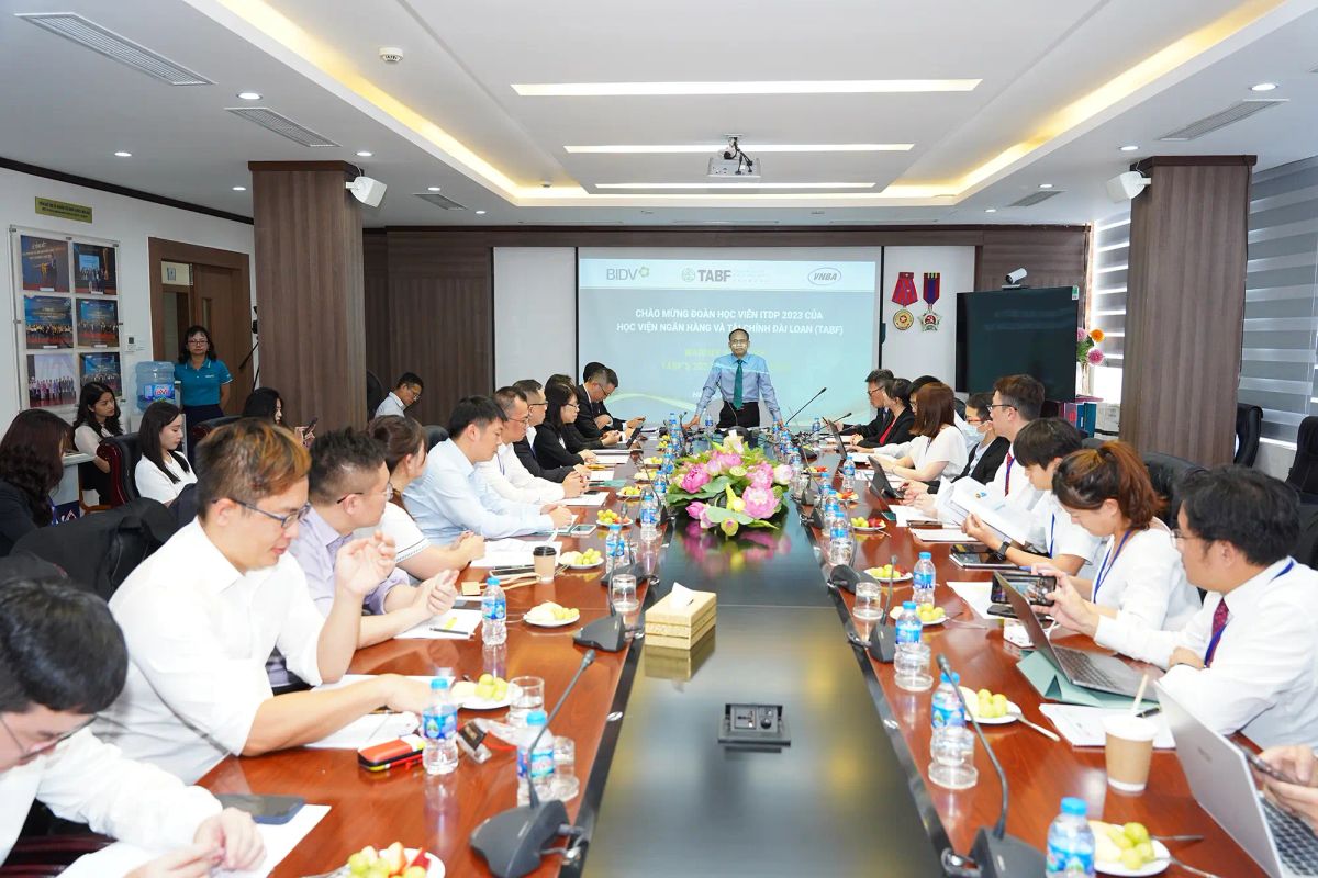 TS. Cấn Văn Lực – Chuyên gia Kinh tế trưởng BIDV, Giám đốc Viện Đào tạo & Nghiên cứu BIDV  trình bày tại buổi tập huấn