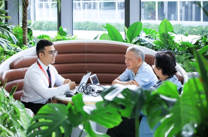 Nhân viên Ngân hàng Techcombank tư vấn dịch vụ cho khách hàng. Ảnh: Techcombank