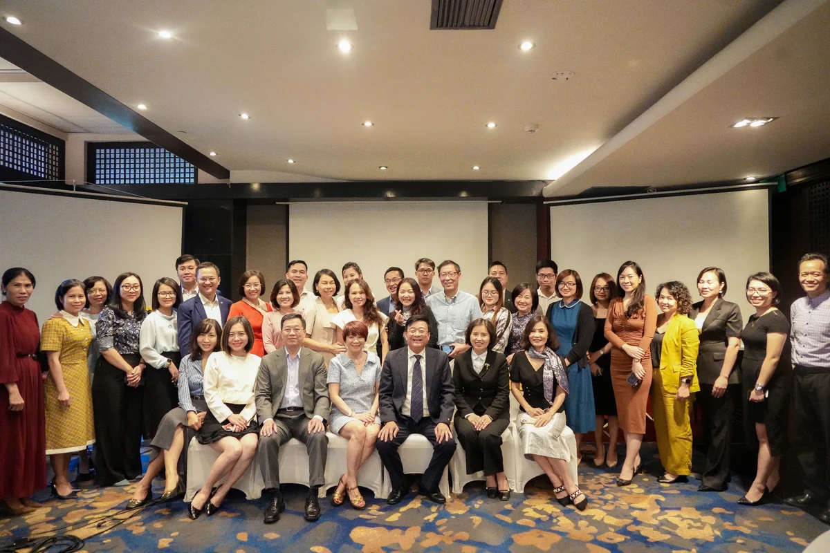TS Nguyễn Quốc Hùng chụp ảnh cùng đại diện HKTDC và các hội viên