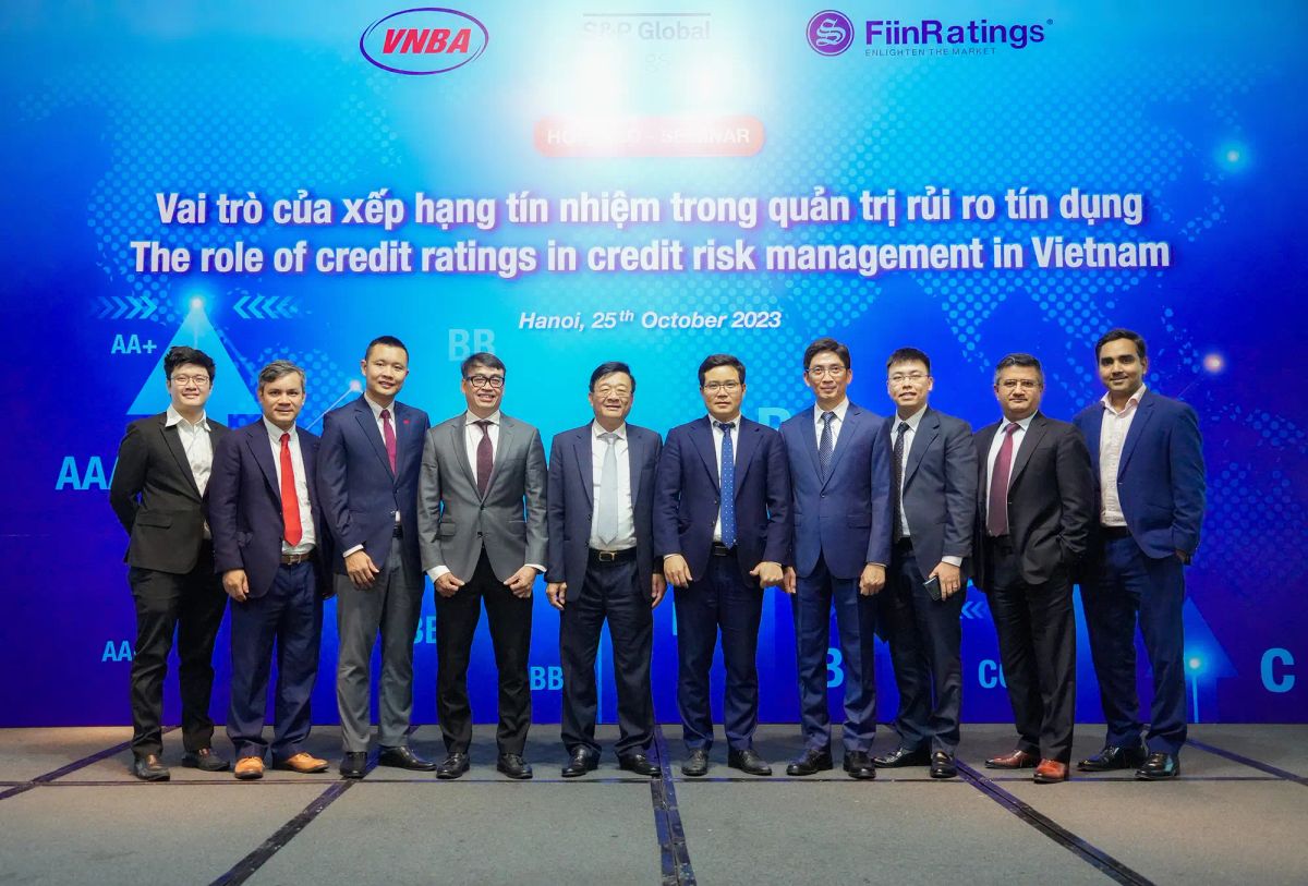 TS. Nguyễn Quốc Hùng, Phó Chủ tịch kiêm Tổng Thư ký Hiệp hội Ngân hàng Việt Nam chụp ảnh lưu niệm cùng các đại biểu