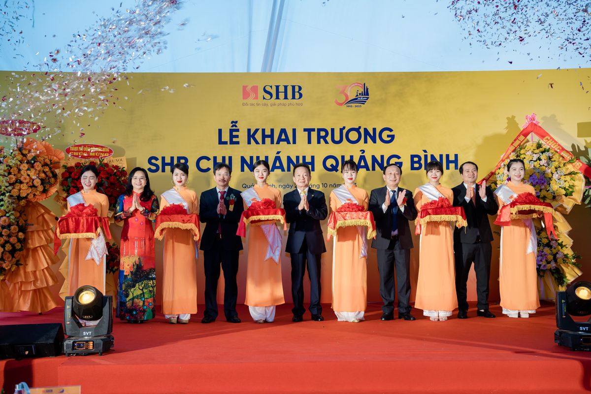 Các đại biểu thực hiện nghi thức cắt băng khai trương SHB Quảng Bình