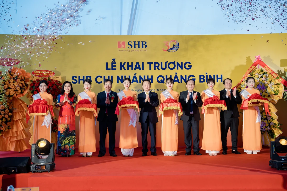 Các đại biểu thực hiện nghi thức cắt băng khai trương SHB Quảng Bình