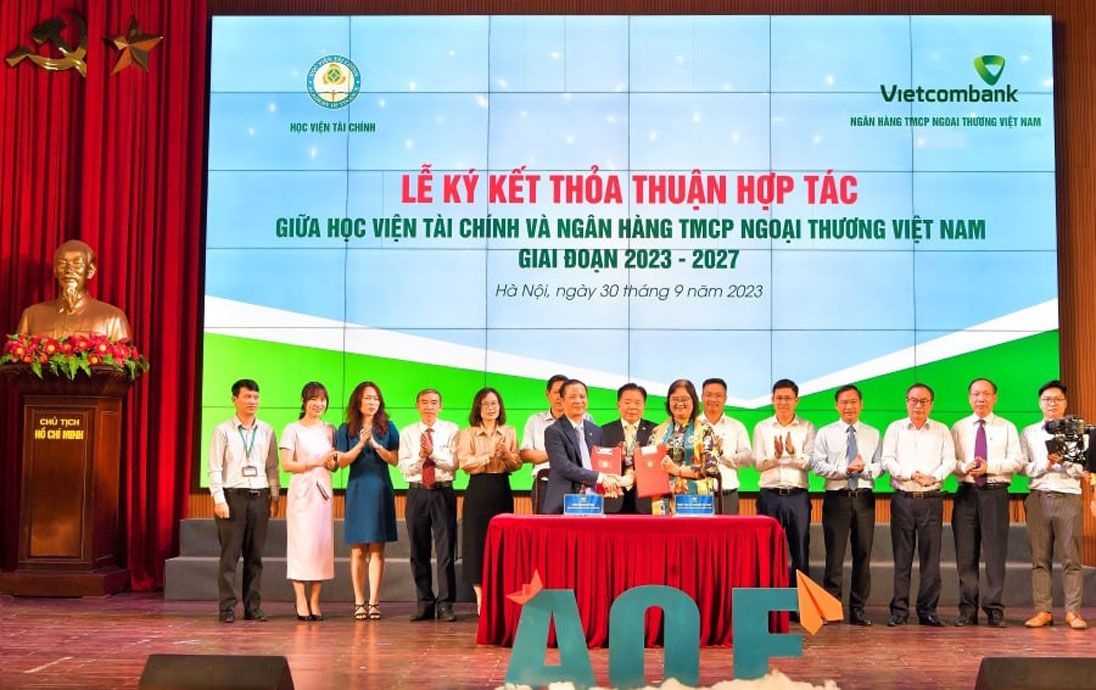 Ông Lê Hoàng Tùng - Phó Tổng Giám đốc Vietcombank và bà Trương Thị Thủy - Phó Giám đốc Học viện Tài chính đại diện hai bên thực hiện nghi thức ký kết thỏa thuận hợp tác giai đoạn 2023 - 2027