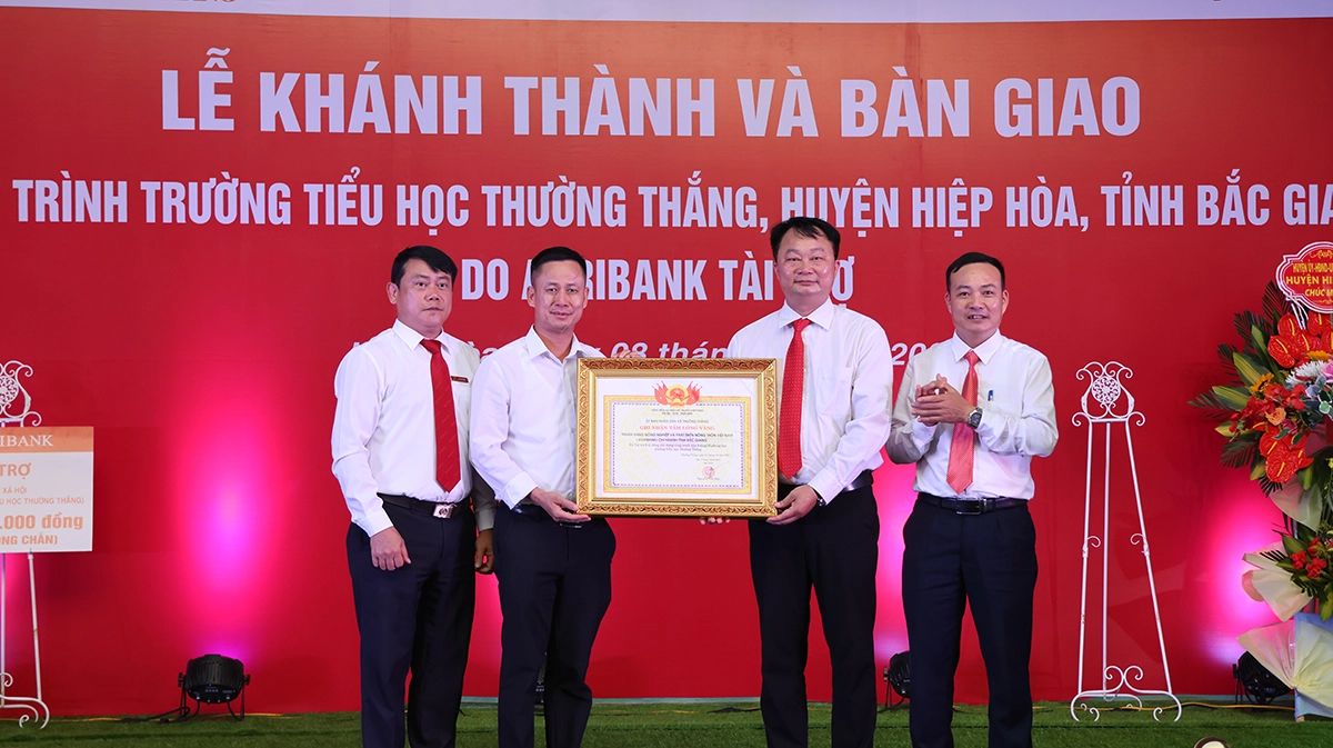 lãnh đạo địa phương đã trao cho Agribank Chi nhánh tỉnh Bắc Giang Chứng nhận Tấm lòng vàng