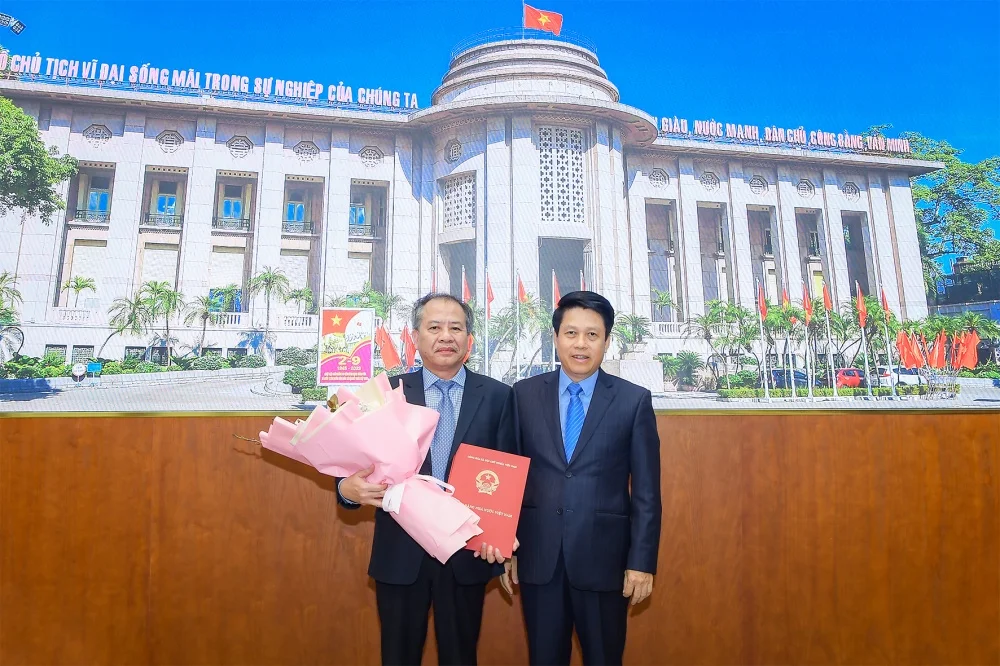 Đ/c Đoàn Văn Thắng đón nhận Quyết định giao nhiệm vụ của Thống đốc NHNN