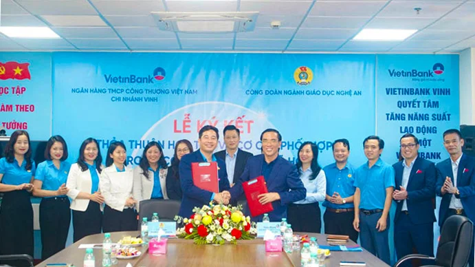 Đại diện VietinBank Vinh và Công đoàn Ngành Giáo dục tỉnh Nghệ An thực hiện nghi thức ký kết thỏa thuận hợp tác toàn diện