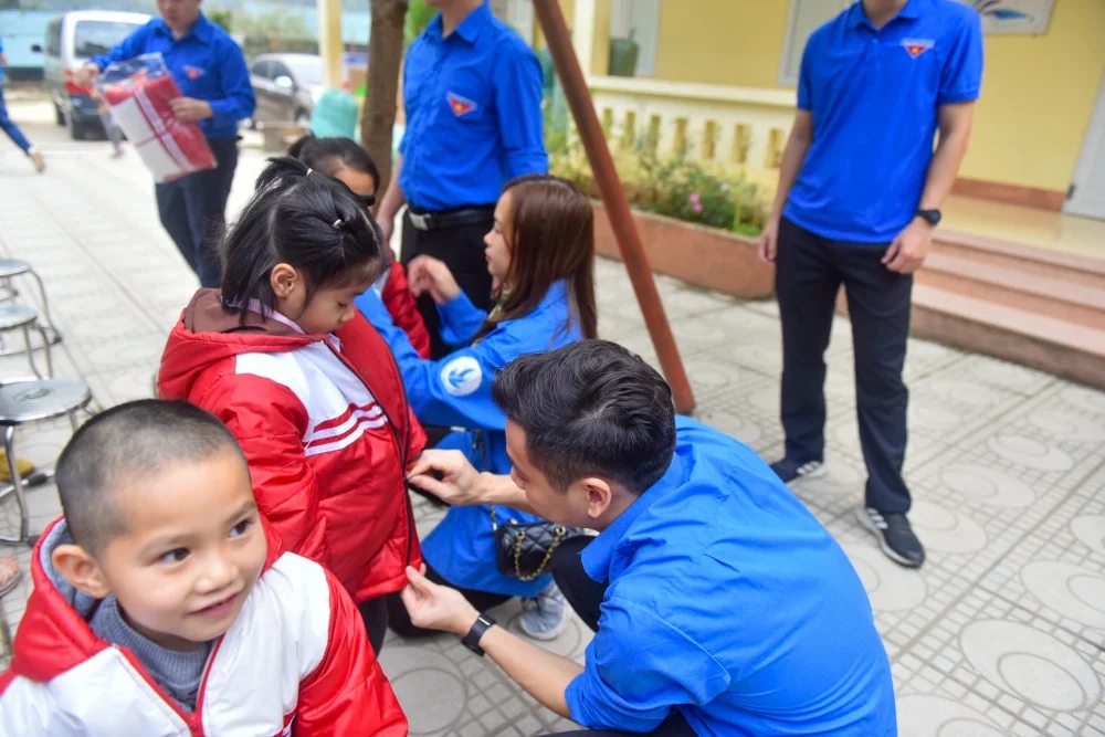Các đoàn viên làm việc không biết mệt mỏi nhằm đem lại mùa đông ấm áp cho học sinh vùng cao tại xã Đồng Tân