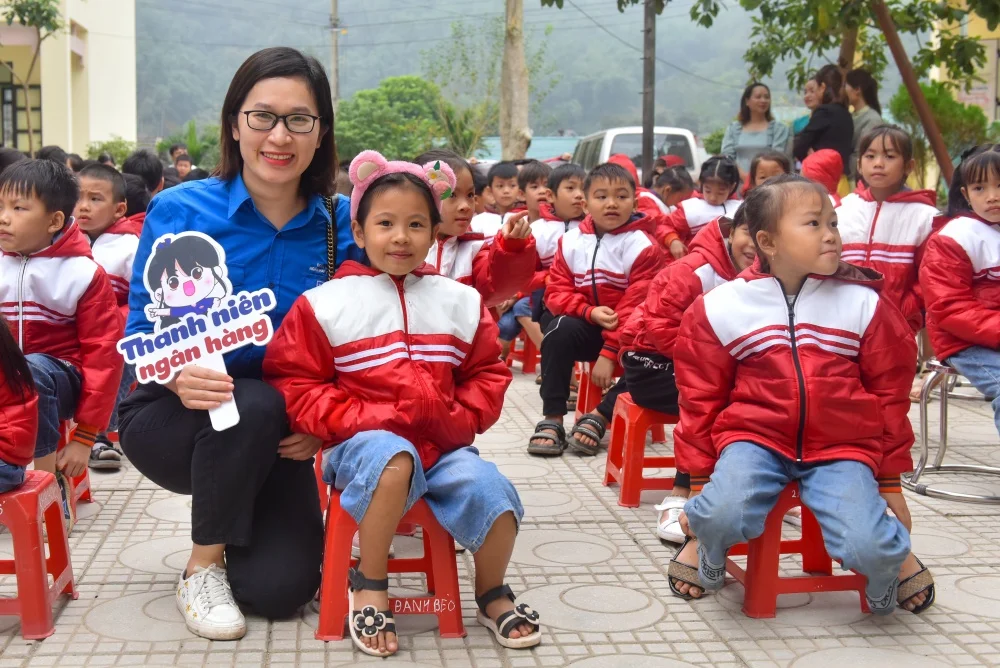 Nụ cười rạng rỡ của các em học sinh chính là nguồn động lực to lớn cho đoàn thiện nguyện