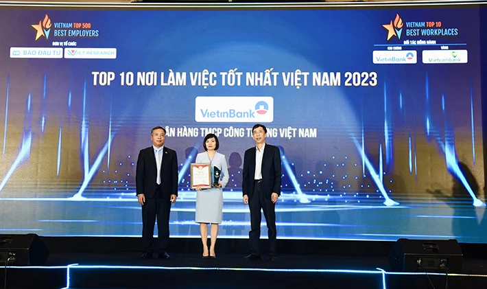 Bà Lê Phương Lan - Phó Giám đốc Khối Nhân sự VietinBank, đại diện VietinBank nhận Cúp vinh danh “Top 10 nơi làm việc tốt nhất Ngành Ngân hàng - Tài chính - Bảo hiểm” năm 2023