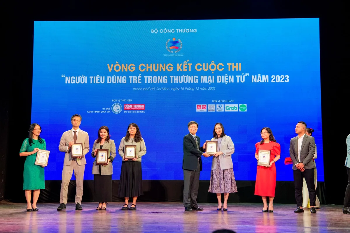 Đại diện Shinhan Finance nhận kỷ niệm chương ghi nhận tài trợ từ Ban Tổ chức Cuộc thi