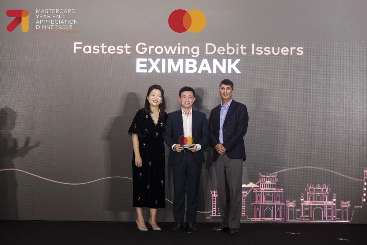 Đại diện Eximbank nhận giải thưởng "Fastest Growing Debit Issuers" từ Mastercard