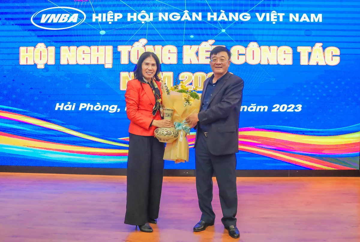 TS Nguyen Quoc Hung trao qua CVP