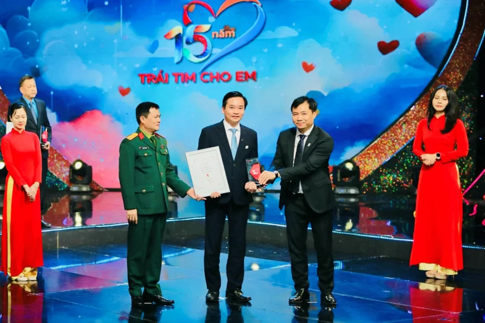 Ông Ngô Đức Bình – Phó Chủ tịch Công đoàn Vietcombank nhận Kỷ niệm chương trao cho Vietcombank vì những đóng góp trong thời gian qua dành cho chương trình “Trái tim cho em”