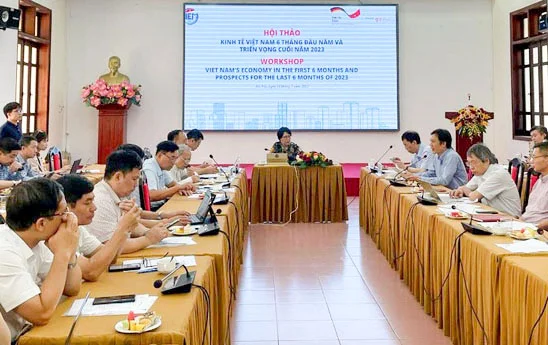 Quang cảnh Hội thảo công bố Báo cáo "Kinh tế Việt Nam 6 tháng đầu năm và triển vọng cuối năm 2023" Còn khoảng cách so với mục tiêu đề ra TS. Trần Thị Hồng Minh, Viện trưởng CIEM đánh giá, diễn biến kinh tế thế giới trong giai đoạn 6 tháng đầu năm 2023 có khá nhiều gam màu khác nhau. Có những khó khăn đã được dự báo từ trước, nhưng cũng có khá nhiều yếu tố bất định trong 6 tháng đầu năm 2023. Những khó khăn, thách thức rất lớn từ bối cảnh kinh tế thế giới đã ảnh hưởng rất nghiêm trọng đến một nền kinh tế có độ mở lớn như Việt Nam. Những khó khăn, thách thức ấy đã ít nhiều làm bộc lộ rõ nét hơn những vấn đề nội tại của nền kinh tế. Trong bối cảnh ấy, Việt Nam đã đạt được những kết quả quan trọng trong giữ vững ổn định kinh tế vĩ mô, kiểm soát lạm phát, bảo đảm các cân đối lớn, củng cố an sinh xã hội. Ngay từ đầu năm, Chính phủ đã chú trọng công tác hoàn thiện thể chế, chính sách, khơi thông nguồn lực đầu tư cho nền kinh tế. Tư duy về cơ chế thử nghiệm cho một số ngành, lĩnh vực, và cơ chế đặc thù cho vùng, địa phương được cân nhắc tích cực hơn. Chính phủ cũng tập trung xử lý các vấn đề tồn đọng, các dự án không hiệu quả; các vấn đề phát sinh trong cung ứng xăng dầu, trang thiết bị, vật tư y tế, điện, trái phiếu doanh nghiệp, hệ thống đăng kiểm; đẩy nhanh xây dựng các công trình hạ tầng giao thông và dự án quan trọng quốc gia; tìm kiếm cơ hội xuất khẩu; đẩy nhanh việc xây dựng và tổ chức thực hiện các quy hoạch cấp quốc gia, vùng, tỉnh và ngành;... Môi trường đầu tư kinh doanh tiếp tục được cải thiện theo hướng tháo gỡ rào cản, vướng mắc về quy định. Dù còn khoảng cách so với mục tiêu đề ra, tăng trưởng kinh tế của Việt Nam đã có sự cải thiện giữa các quý, đạt 3,28% trong quý I/2023 và 4,14% trong quý II/2023. Tính chung 6 tháng đầu năm 2023, tốc độ tăng trưởng đạt 3,72%. Ngoài ra, chỉ số CPI bình quân 6 tháng đầu năm tăng 3,29% so với cùng kỳ năm 2022, thấp hơn nhiều so với mục tiêu đề ra cho cả năm 2023 (4,5%). Đây là thành công quan trọng trong điều hành chính sách kinh tế - xã hội trong các tháng đầu năm. Theo CIEM, kết quả tăng trưởng kinh tế 6 tháng đầu năm vẫn còn có một khoảng cách so với mục tiêu đề ra cho cả năm 2023. Tuy vậy, giai đoạn 6 tháng đầu năm 2023 cũng đã giúp Việt Nam có những hình dung rõ nét hơn về bối cảnh và yêu cầu phát triển kinh tế - xã hội trong nửa cuối năm 2023, cũng như các năm tiếp theo. Thực tiễn các năm 2020-2022 đã cho thấy, không ít lần Việt Nam gặp phải suy giảm tăng trưởng trong 1-2 quý đầu năm, nhưng sau đó đã phục hồi mạnh mẽ trong các tháng cuối năm. Ông Nguyễn Anh Dương, Trưởng ban Nghiên cứu tổng hợp của CIEM đưa nhận định, triển vọng kinh tế Việt Nam trong các tháng cuối năm 2023 có thể chịu ảnh hưởng của nhiều yếu tố: Khả năng tiếp tục và mức độ thắt chặt tiền tệ ở các nền kinh tế chủ chốt; các nền kinh tế chủ chốt sẽ gia tăng cạnh tranh chiến lược (cả về địa chính trị, kinh tế, công nghệ), song xu hướng cân bằng hợp tác theo hướng tránh “chọn bên” sẽ phổ biến hơn ở các nền kinh tế có quy mô nhỏ và trung bình; dòng vốn đầu tư nước ngoài tiếp tục có sự chuyển dịch trong bối cảnh các nước đang chuẩn bị thực thi Cơ chế thuế tối thiểu toàn cầu; tiến độ thực hiện các nhiệm vụ trong Chương trình phục hồi và phát triển kinh tế-xã hội; và năng lực của Việt Nam trong việc thực hiện hài hòa, song hành cả chuyển đổi số và chuyển đổi xanh. Ông Dương kiến nghị trong quá trình này cần tăng cường đối thoại, tiếp nhận chia sẻ kinh nghiệm và hỗ trợ kỹ thuật của các đối tác sẽ có ý nghĩa quan trọng. 3 kịch bản tăng trưởng năm 2023 Dựa trên các kịch bản khác nhau gắn với bối cảnh kinh tế thế giới, chính sách kinh tế trong nước, CIEM đưa ra 3 kịch bản chính. Kết quả dự báo một số chỉ tiêu kinh tế vĩ mô năm 2023 Ba kich ban tang truong kinh te nam 2023 anh 2 Nguồn: Dự báo từ mô hình kinh tế lượng vĩ mô sử dụng số liệu năm Kịch bản 1 được xây dựng dựa trên giả thiết các yếu tố kinh tế thế giới tiếp tục duy trì phù hợp với đánh giá của các tổ chức quốc tế, và Việt Nam duy trì nỗ lực chính sách tương tự như nửa cuối các năm 2021-2022. Trong kịch bản này, Việt Nam có nỗ lực giải ngân đầu tư công, song chỉ đạt tỷ lệ trung bình của giai đoạn 2017-2022. Tốc độ tăng dư nợ tín dụng chỉ tăng ở mức tương đối khiêm tốn. Kịch bản này đưa ra, tăng trưởng GDP dự báo chỉ đạt 5,34% trong năm 2023. Xuất khẩu cả năm 2023 giảm 5,64% so với năm 2022. Chỉ số CPI bình quân cả năm 2023 tăng 3,43% so với năm 2022. Cán cân thương mại giữ được thặng dư ở mức 9,1 tỷ USD. Kịch bản 2 giữ nguyên hầu hết các giả thiết trong Kịch bản 1 liên quan đến yếu tố kinh tế thế giới, song có một số điều chỉnh về nới lỏng tiền tệ và tài khóa tích cực hơn ở Việt Nam. Tỷ lệ giải ngân đầu tư công bằng với mức cao nhất từng đạt được trong giai đoạn 2017-2022 (82%). Đáng lưu ý, kịch bản này không có thay đổi đáng kể về cải thiện các quy định về môi trường kinh doanh, cải cách thể chế nhằm mở rộng không gian kinh tế và năng suất lao động. Trong Kịch bản 2, tăng trưởng GDP dự báo ở mức 5,72% trong năm 2023. Xuất khẩu cả năm 2023 giảm 3,66% so với năm 2022. Chỉ số CPI bình quân cả năm 2023 tăng 3,87% so với năm 2022. Cán cân thương mại đạt thặng dư ở mức 10,3 tỷ USD. So với Kịch bản 1, thì Kịch bản 2 có kết quả tích cực hơn ở cả tăng trưởng GDP, tăng trưởng xuất khẩu và thặng dư thương mại. Tuy vậy, lạm phát (theo CPI bình quân) trong Kịch bản 2 cũng cao hơn một chút so với Kịch bản 1. Như vậy, chỉ tập trung vào nới lỏng tài khóa và tiền tệ mà không có các cải cách đủ kịp thời và căn bản đối với môi trường kinh doanh, thì hiệu quả đối với tăng trưởng kinh tế có phần hạn chế và sẽ đi kèm với áp lực lạm phát lớn hơn. Trong Kịch bản 3, tăng trưởng GDP dự báo ở mức 6,46% trong năm 2023. Xuất khẩu cả năm 2023 chỉ giảm 2,17% so với năm 2022. Chỉ số CPI bình quân cả năm 2023 tăng 4,39% so với năm 2022. Cán cân thương mại đạt thặng dư ở mức 6,8 tỷ USD. Theo thoibaonganhang.vn