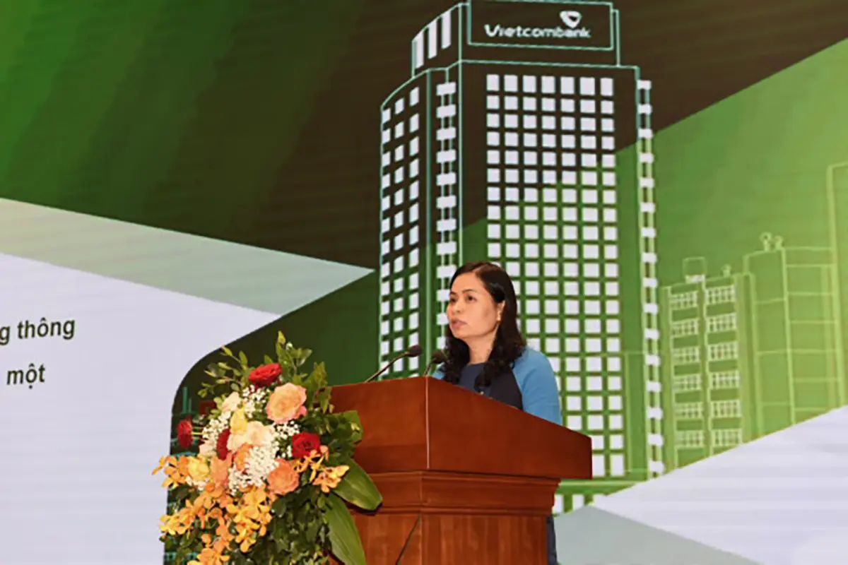 Bà Đinh Thị Thái - Phó Tổng Giám đốc Vietcombank trình bày tham luận