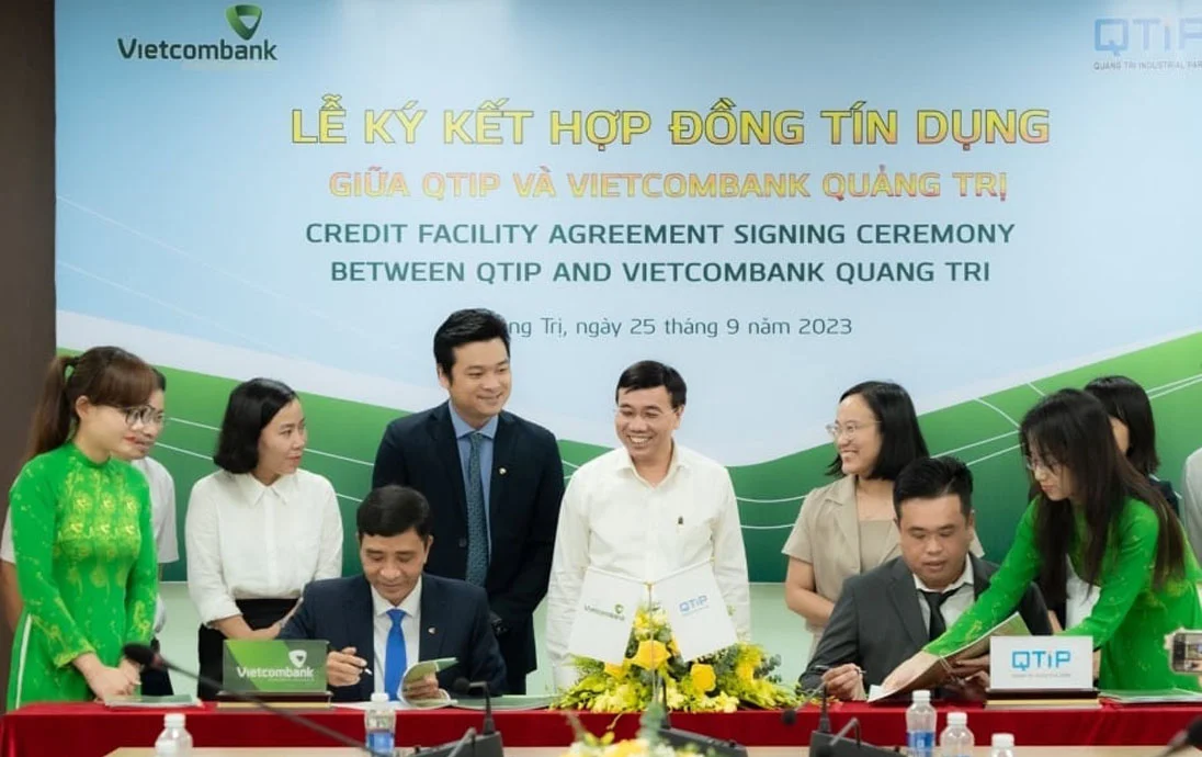 Đại diện Vietcombank và QTIP thực hiện nghi thức ký kết hợp đồng tài trợ tín dụng hơn 450 tỷ đồng cho dự án Khu công nghiệp Quảng Trị - giai đoạn 1