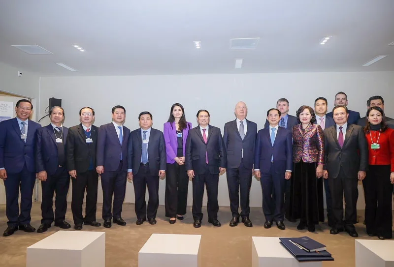 Các đại biểu tham dự Hội nghị chụp ảnh lưu niệm