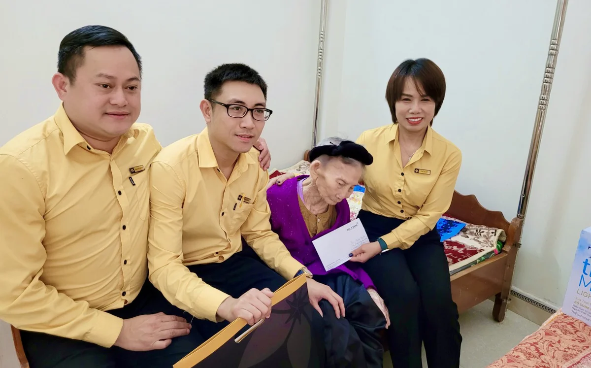 Đại diện Ban chấp hành Công đoàn Bac A Bank trao quà Phụng dưỡng cho Mẹ Nguyễn Thị Côi