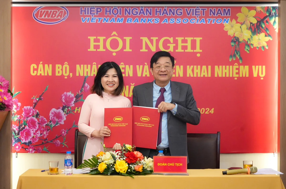 TS Nguyễn Quốc Hùng - Phó Chủ tịch kiêm Tổng Thư ký Hiệp hội Ngân hàng Việt Nam và bà Nguyễn Thị Xuân, Chủ tịch công đoàn, Trưởng Ban Pháp luật - Nghiệp vụ ký thỏa ước thi đua năm 2024