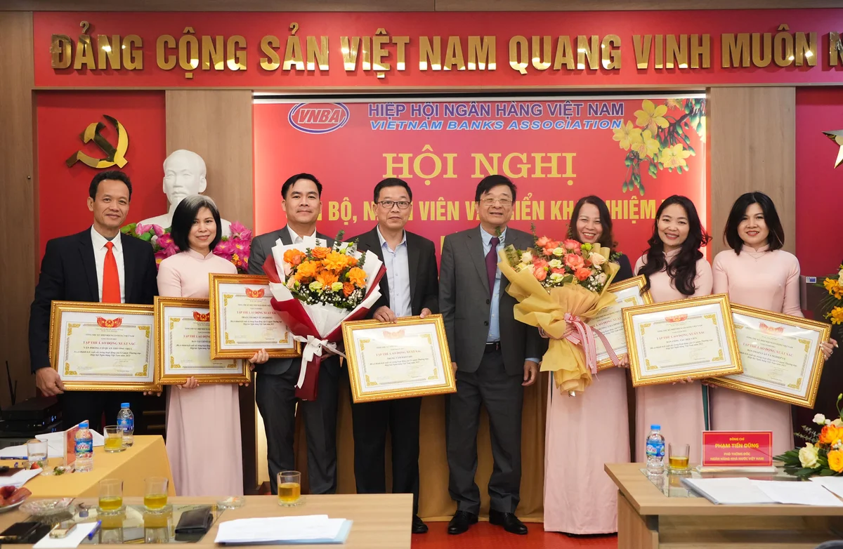 Các tập thể lao động xuất sắc nhận bằng khen của Hiệp hội Ngân hàng