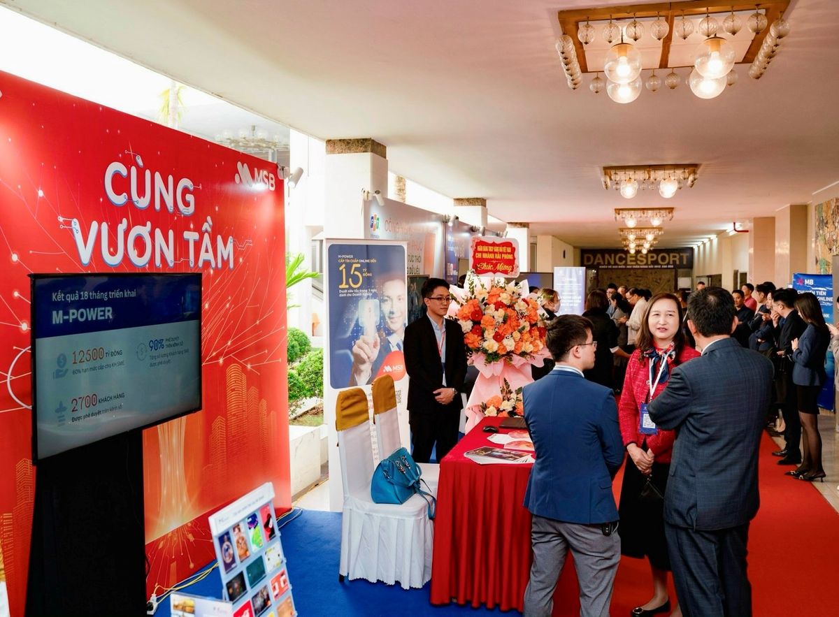 Các đại biểu thăm quan gian hàng MSB