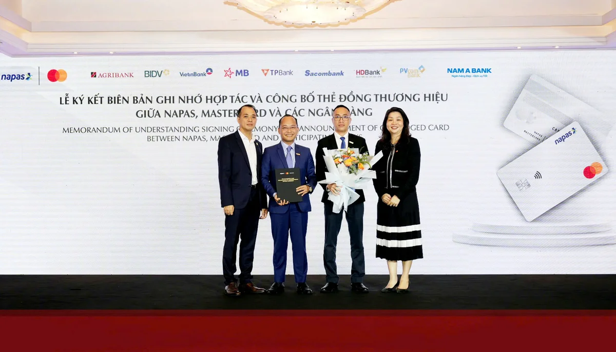 Ông Nguyễn Vĩnh Tuyên - Phó Tổng Giám đốc Nam A Bank (thứ hai từ trái sang) tham dự ký kết biên bản ghi nhớ hợp tác.